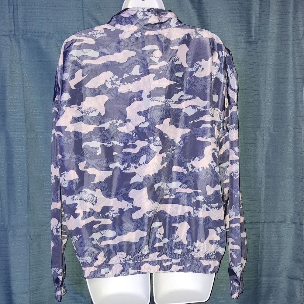 (3/$25) Reebok Lilac Camoflauge Pullover - Picture 4 of 6